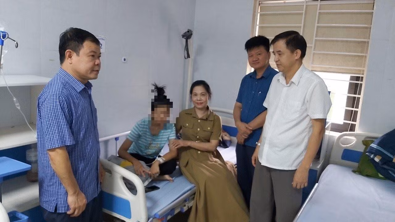 Cơ quan chức năng huyện Chương Mỹ đến thăm, động viên cháu N.T.T tại Bệnh viện (ảnh: Bảo Châu)