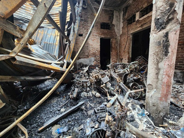 Hiện trường vụ cháy nhà trọ tại phố Trung Kính, phường Trung Hòa, quận Cầu Giấy, Hà Nội Hiện trường vụ cháy nhà trọ tại phố Trung Kính, phường Trung Hòa, quận Cầu Giấy, Hà Nội