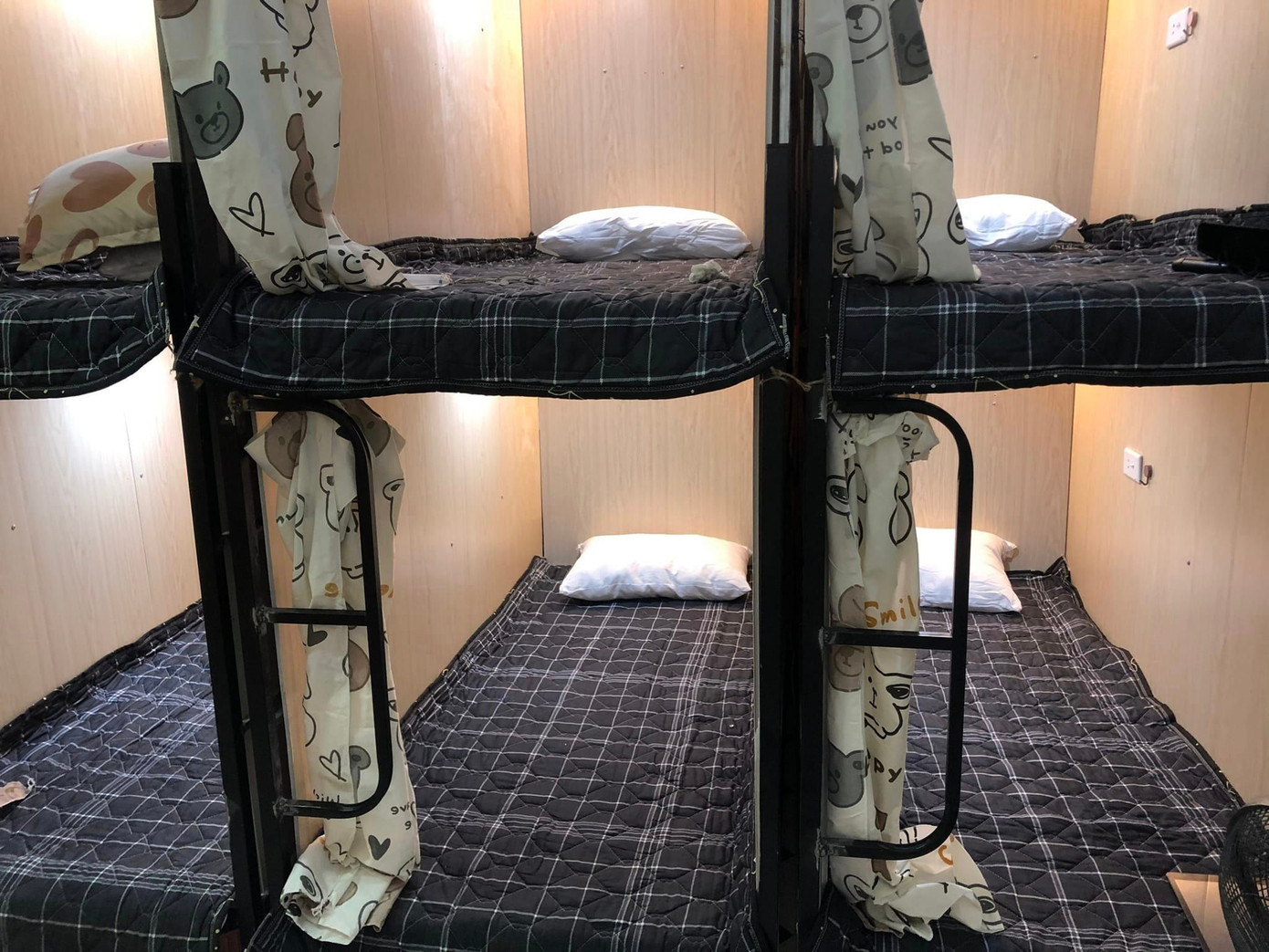 Một khu trọ kê giường tầng được quảng cáo tại quận Cầu Giấy.