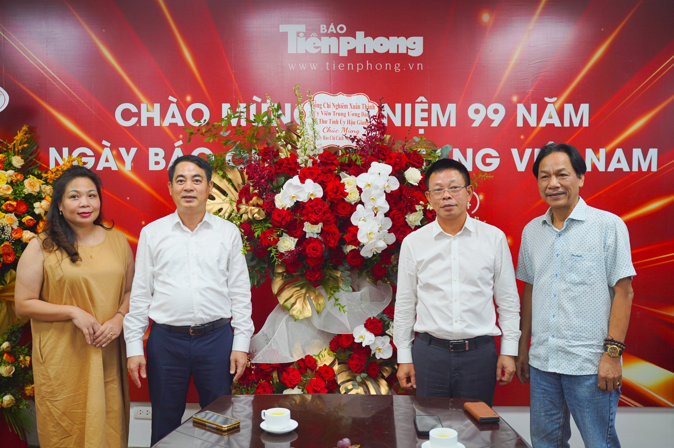 Bí thư Tỉnh ủy Hậu Giang Nghiêm Xuân Thành (thứ hai từ trái sang) chúc mừng báo Tiền Phong. Bí thư Tỉnh ủy Hậu Giang Nghiêm Xuân Thành (thứ hai từ trái sang) chúc mừng báo Tiền Phong.