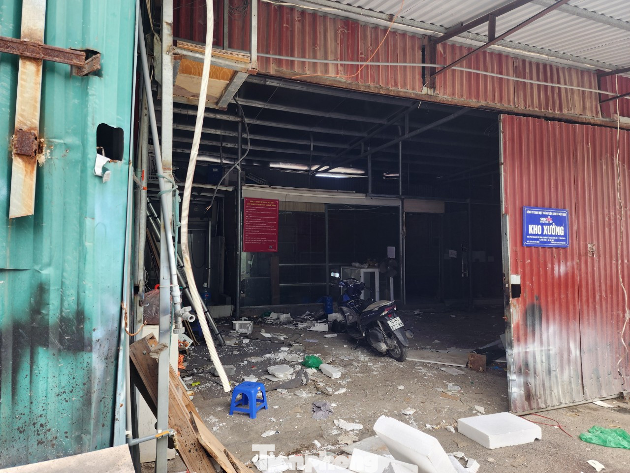 Một cơ sở kinh doanh tại ô đất D34, Khu đô thị mới Cầu Giấy trong quá trình tháo dỡ, di dời