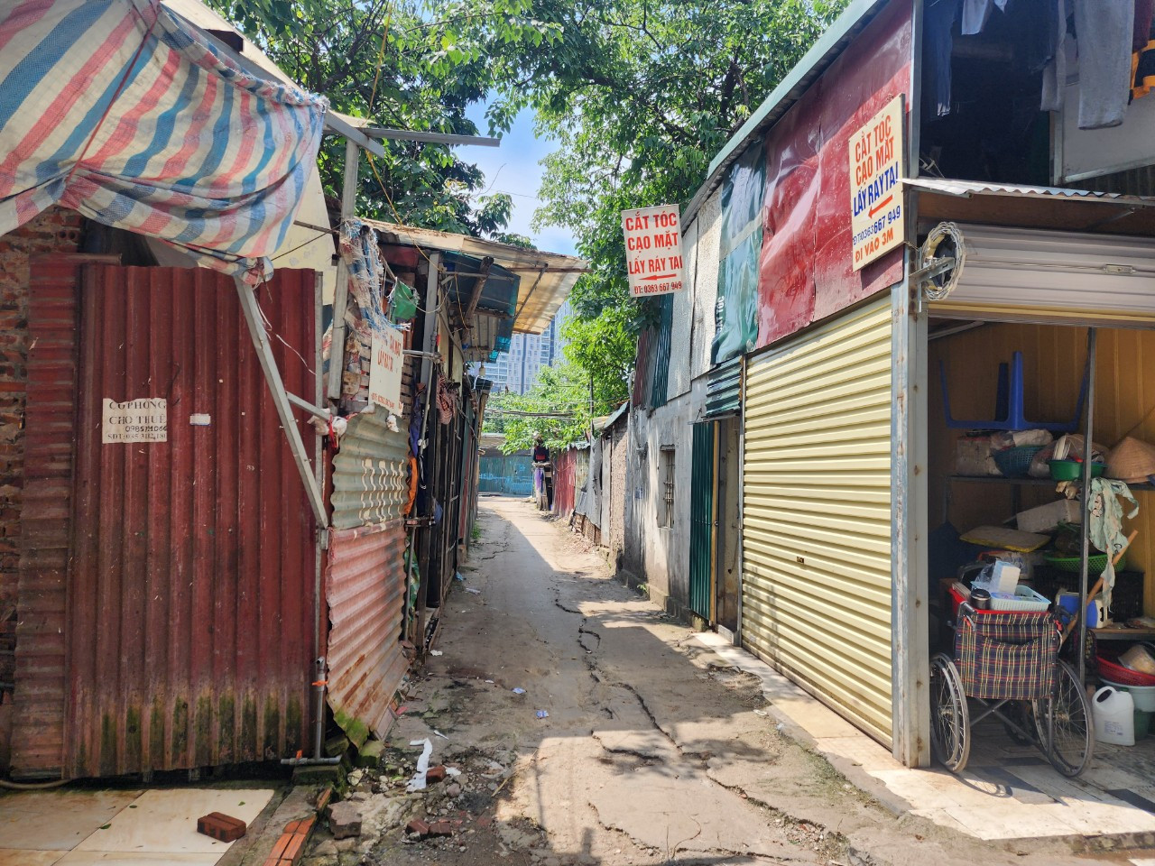 Người thuê trọ cho biết, ở đây không có nước máy, mà chỉ có dùng nước giếng khoan. Ngoài ra, tiền điện là 5.000 đồng/kwh.