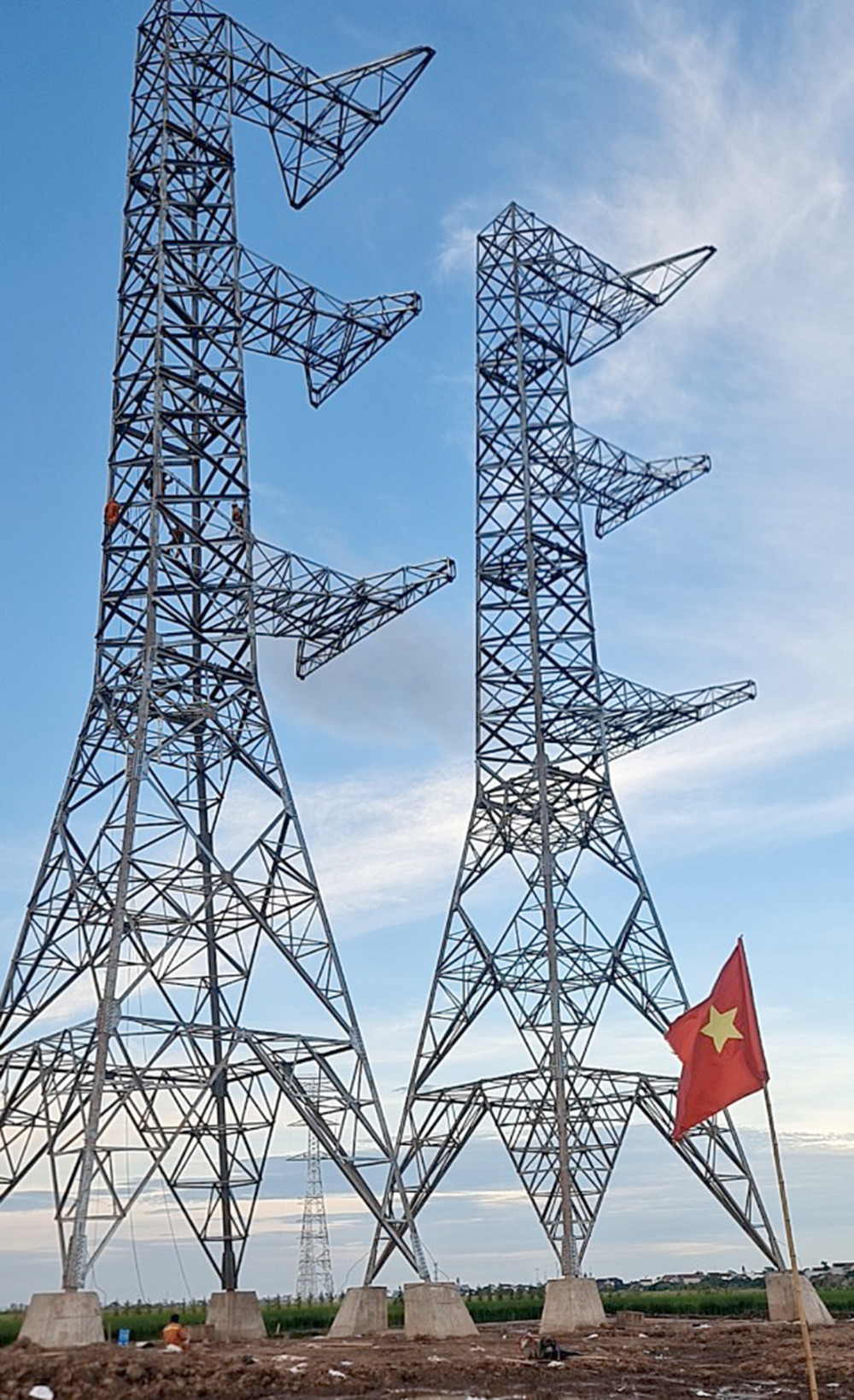 Truyền tải điện Đông Bắc 1 hoàn thành dựng cột vị trí 17 dự án đường dây 500kV NMNĐ Nam Định I – Thanh Hóa