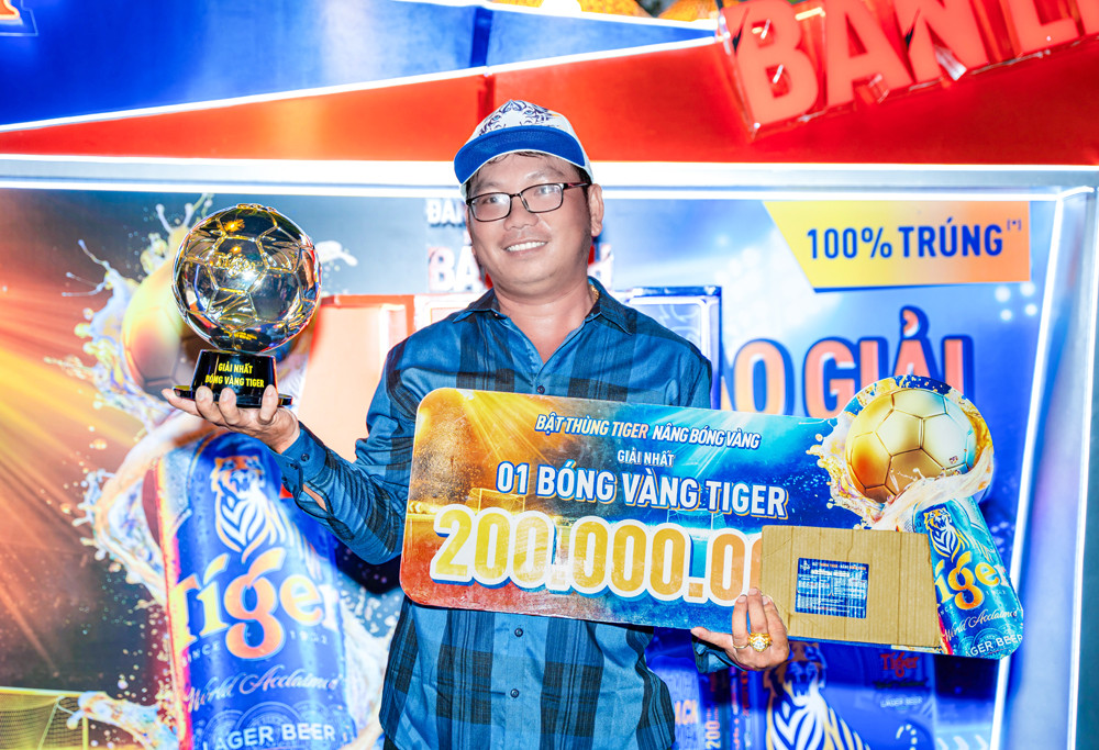 Anh Nguyễn Ngọc Thạch là khách hàng may mắn đầu tiên trúng 1 trong 10 quả bóng vàng cực giá trị từ Tiger Beer.