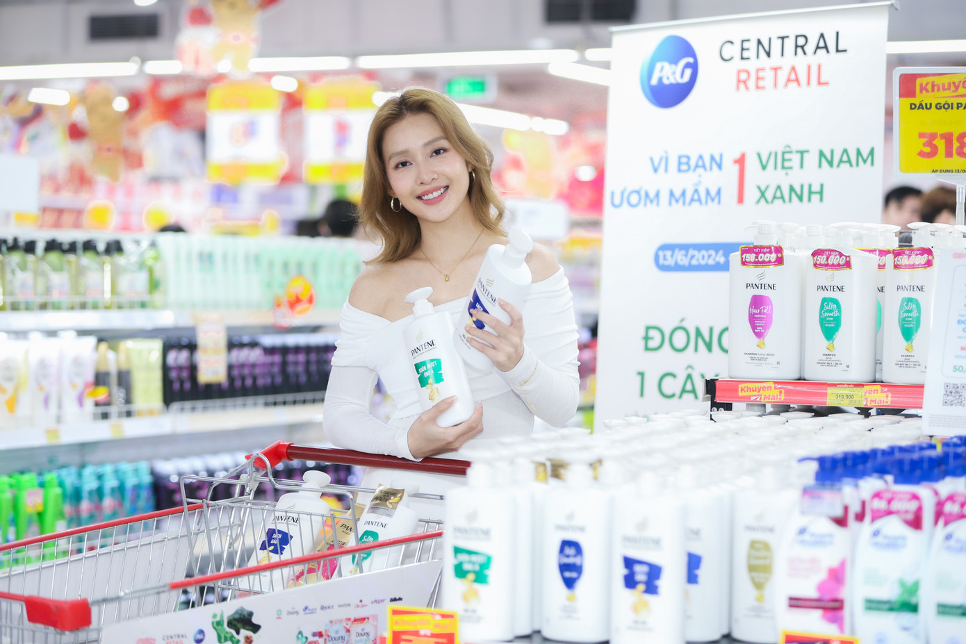 Nữ diễn viên Khả Ngân, đại sứ thương hiệu của nhãn hàng Pantene, đã thể hiện sự đóng góp nhiệt tình đối với dự án Forests For Good. Nữ diễn viên Khả Ngân, đại sứ thương hiệu của nhãn hàng Pantene, đã thể hiện sự đóng góp nhiệt tình đối với dự án Forests For Good.