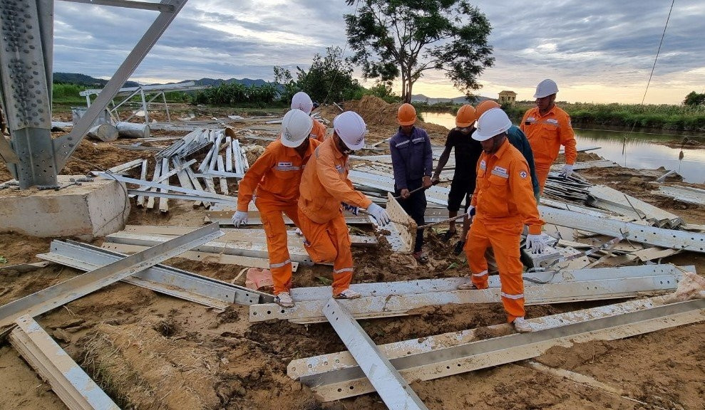 Đội xung kích PC Lai Châu tham gia hỗ trợ thi công đường dây 500kV mạch 3 Quảng Trạch- Phố Nối tại vị trí cột 359 xã Nghi Kiều – Huyện Nghi Lộc – Nghệ An Đội xung kích PC Lai Châu tham gia hỗ trợ thi công đường dây 500kV mạch 3 Quảng Trạch- Phố Nối tại vị trí cột 359 xã Nghi Kiều – Huyện Nghi Lộc – Nghệ An