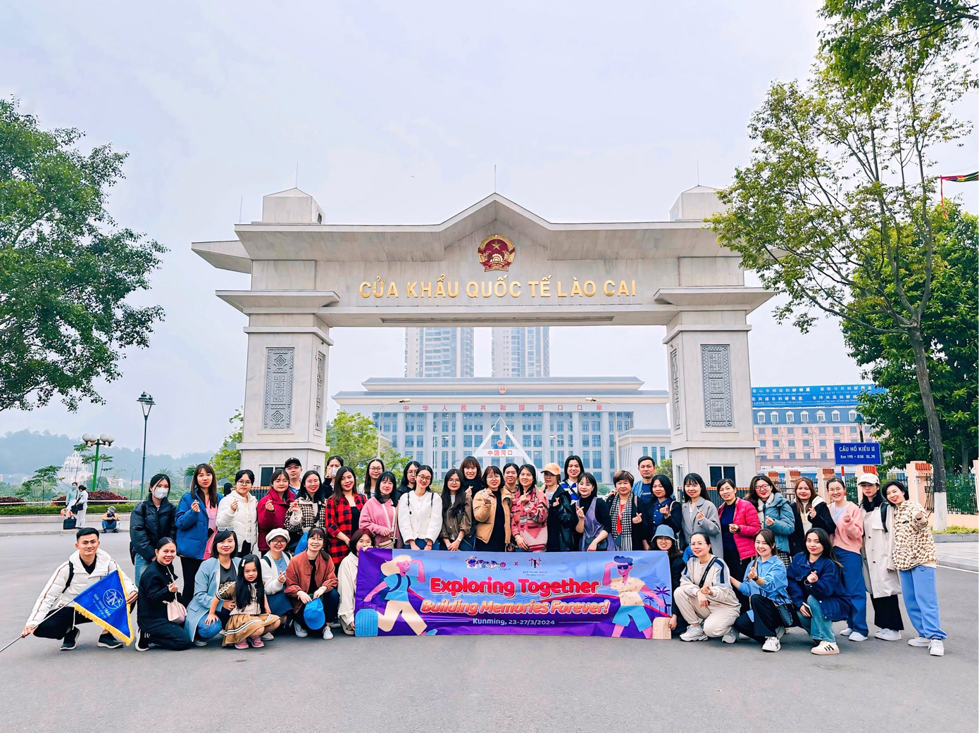 Đoàn khách du lịch Trung Quốc đường bộ: Hà Khẩu - Côn Minh (Ảnh: Nam Thanh Travel)