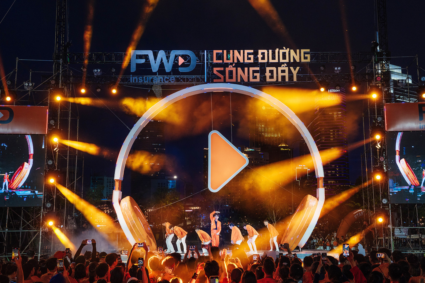 “Cực phẩm” ISAAC thổi bùng không khí sống đầy trong sự kiện.