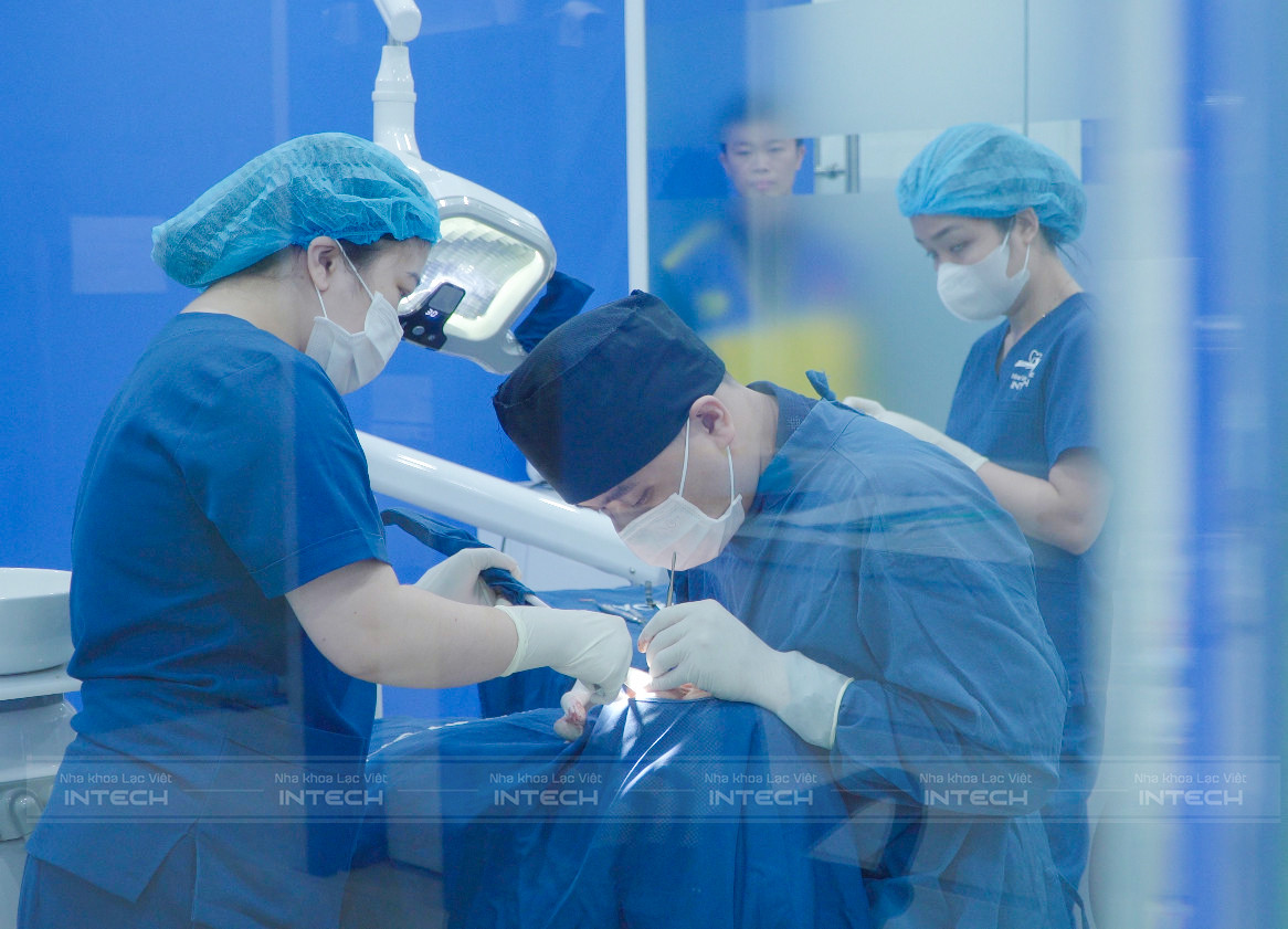 Anh Cường liên tục hướng ánh mắt về phòng phẫu thuật