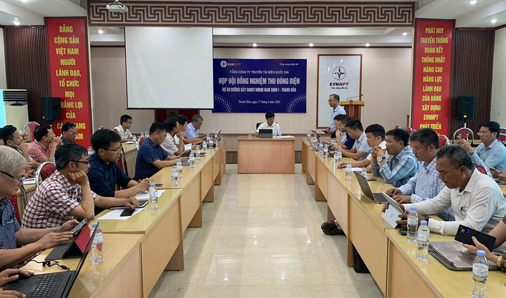 Các thành viên Hội đồng nghiệm thu dự án họp vào chiều 27/6/2024