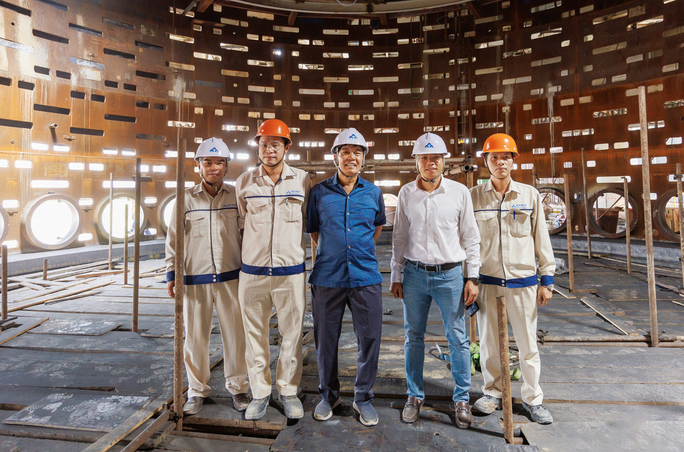 Chủ tịch kiểm tra xây lắp bên trong lò cao