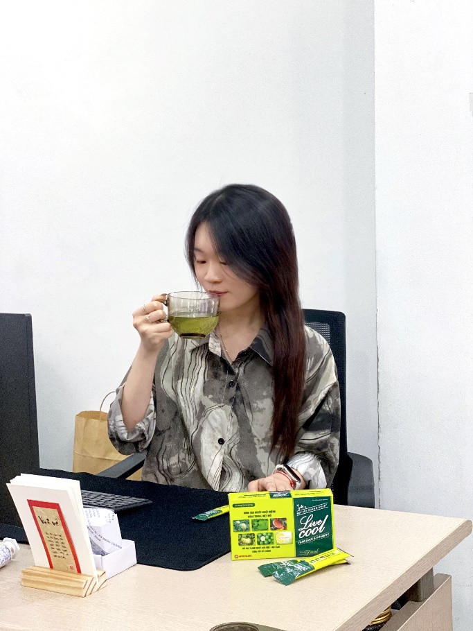 Chị Dương luôn mang theo Sủi thanh nhiệt Livecool bên mình mỗi ngày