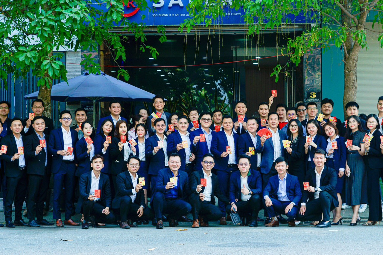 Đội ngũ chuyên gia tư vấn dự án Ecopark của SaleReal với 7 - 14 năm kinh nghiệm bất động sản.