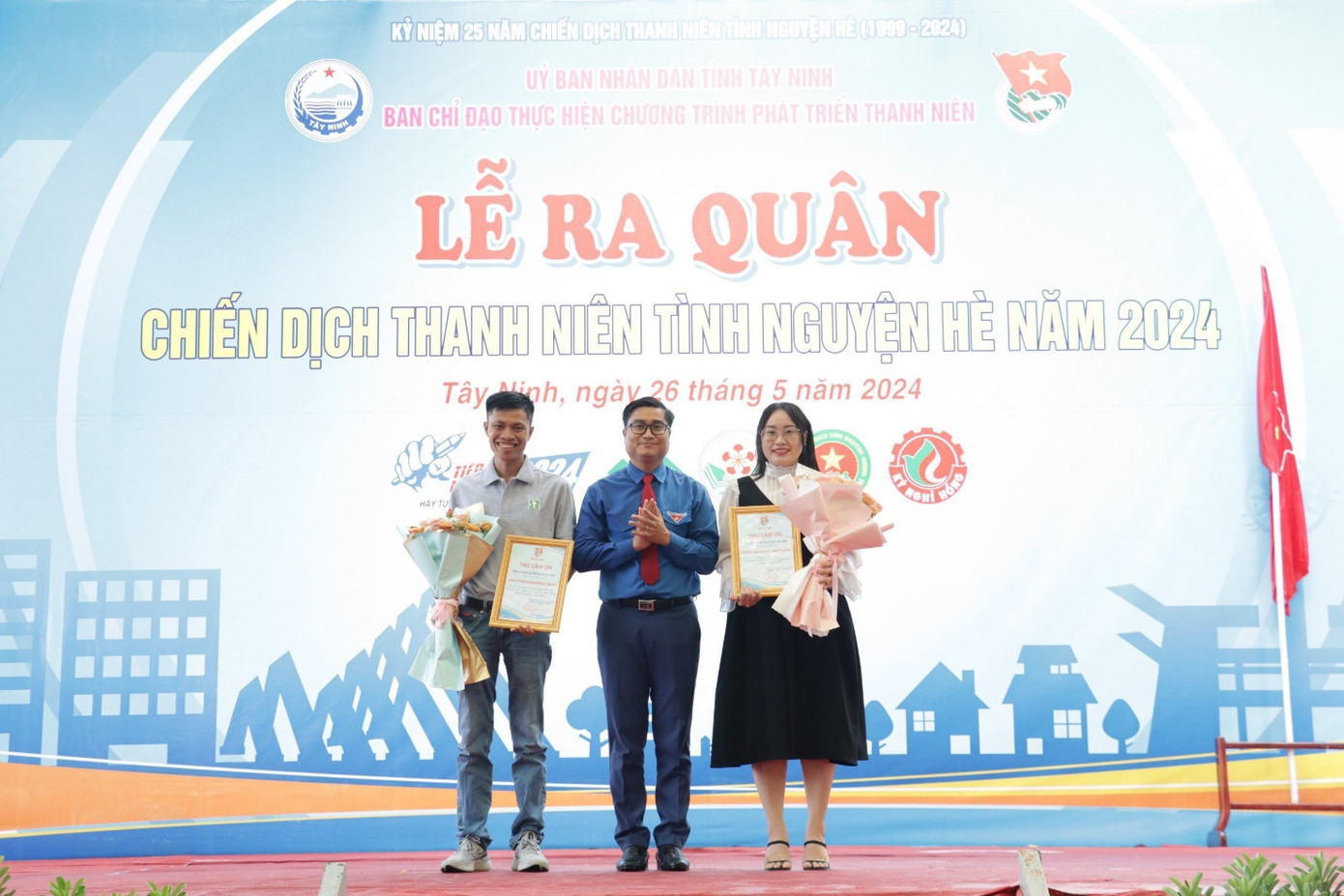 Ông Nguyễn Trọng Hoàng- Giám đốc điều hành công ty TNHH bao bì Phúc Thịnh (bìa trái) nhận hoa và thư cảm ơn đến từ Tỉnh đoàn Tây Ninh. Ông Nguyễn Trọng Hoàng- Giám đốc điều hành công ty TNHH bao bì Phúc Thịnh (bìa trái) nhận hoa và thư cảm ơn đến từ Tỉnh đoàn Tây Ninh.