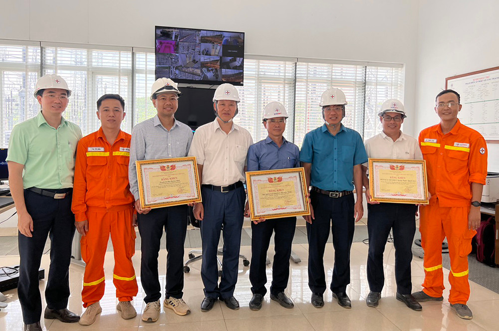 Công đoàn Điện lực Việt Nam trao Bằng khen cho các đơn vị tham gia thi công và hoàn thành sớm hạng mục Mở rộng ngăn lộ tại TBA 500kV Quảng Trạch thuộc Dự án Đường dây 500kV mạch 3