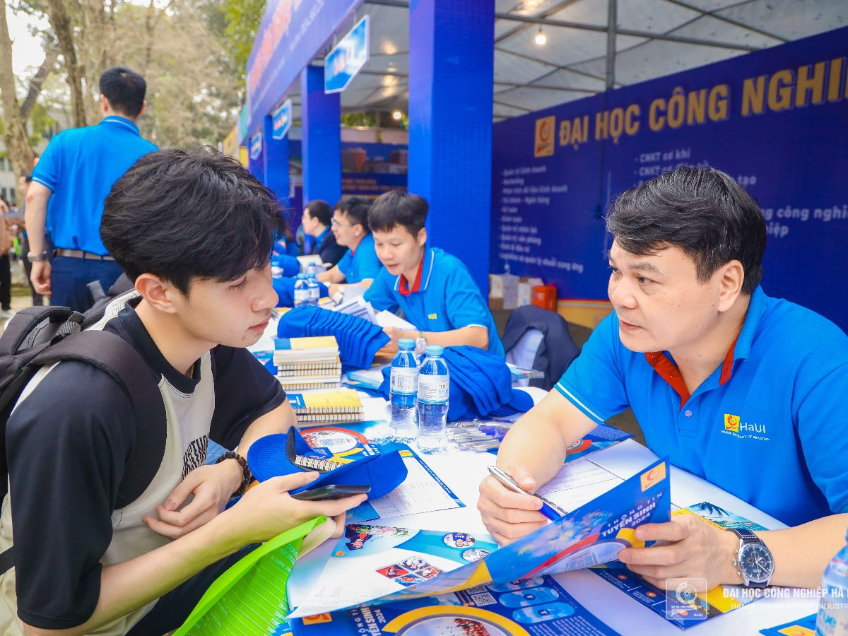 Thí sinh quan tâm đến cơ hội việc làm của chương trình đào tạo Công nghệ kỹ thuật điện tử y sinh tại Ngày hội tư vấn tuyển sinh tại các trường THPT năm 2024