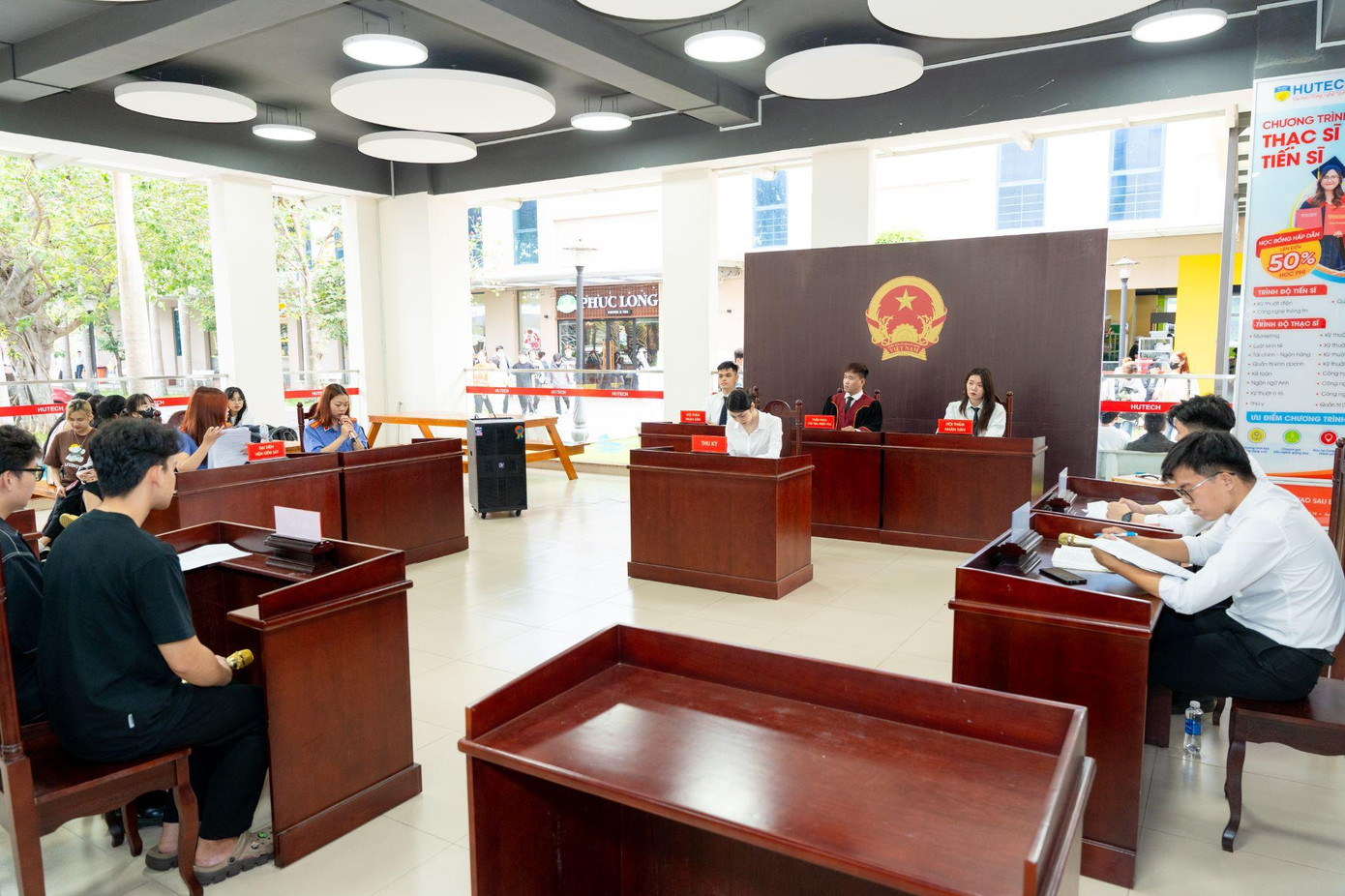 Không gian một phiên tòa giả định được tổ chức chuyên nghiệp tại HUTECH Không gian một phiên tòa giả định được tổ chức chuyên nghiệp tại HUTECH