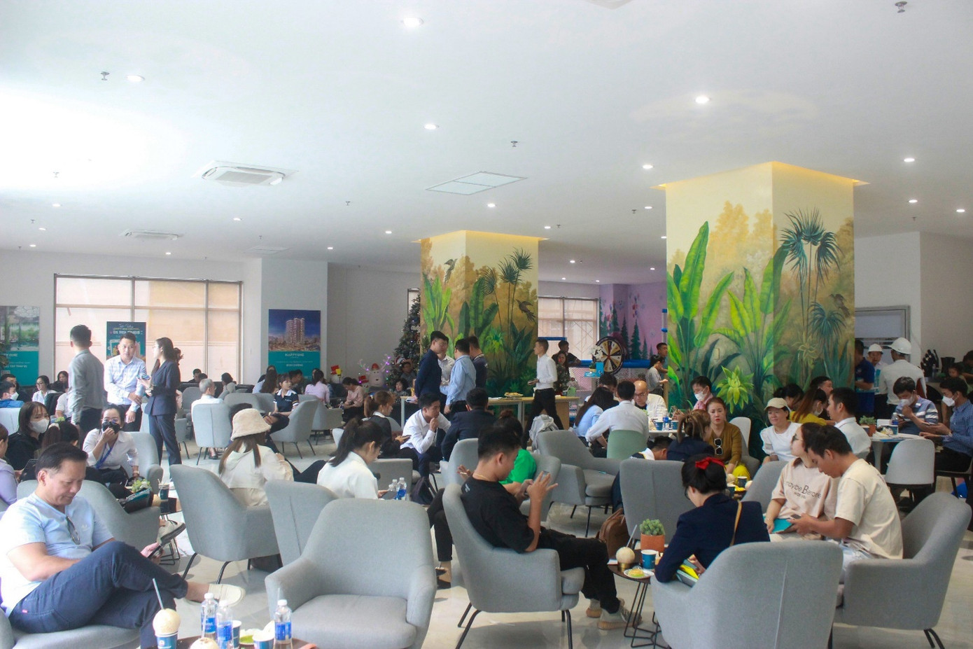 Khách “săn” căn hộ sắp bàn giao với nhiều chính sách ưu đãi.