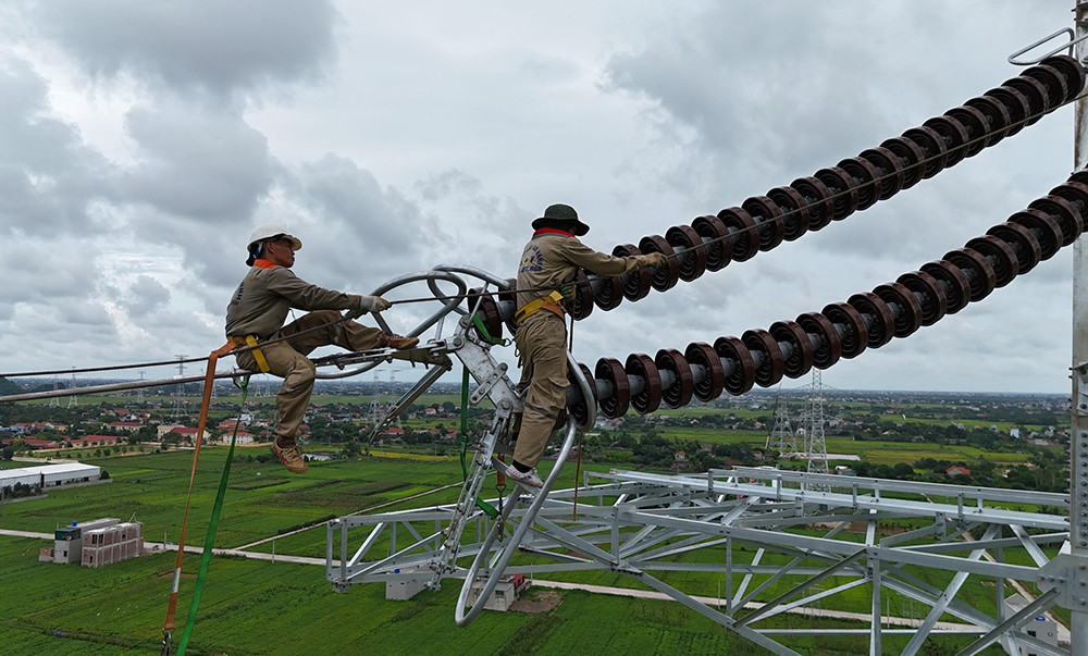 Tính đến nay, Dự án đường dây 500kV NMNĐ Nam Định I – Thanh Hóa đã cơ bản hoàn thành dựng cột và chuyển bước sang giai đoạn thi công kéo dây