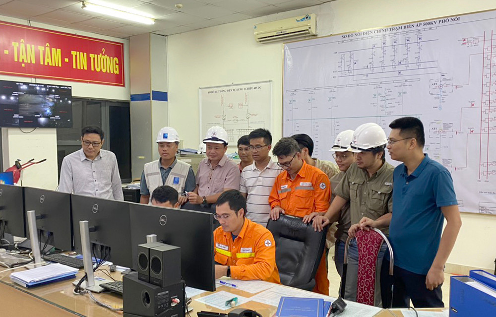 Các đơn vị tham gia dự án chứng kiến thời khắc đóng điện tại TBA 500kV Phố Nối