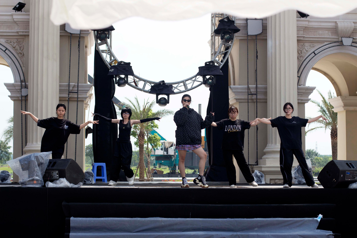 Ca sĩ Vũ Phụng Tiên khai màn chương trình tổng duyệt đại nhạc hội sáng nay Ca sĩ Vũ Phụng Tiên khai màn chương trình tổng duyệt đại nhạc hội sáng nay