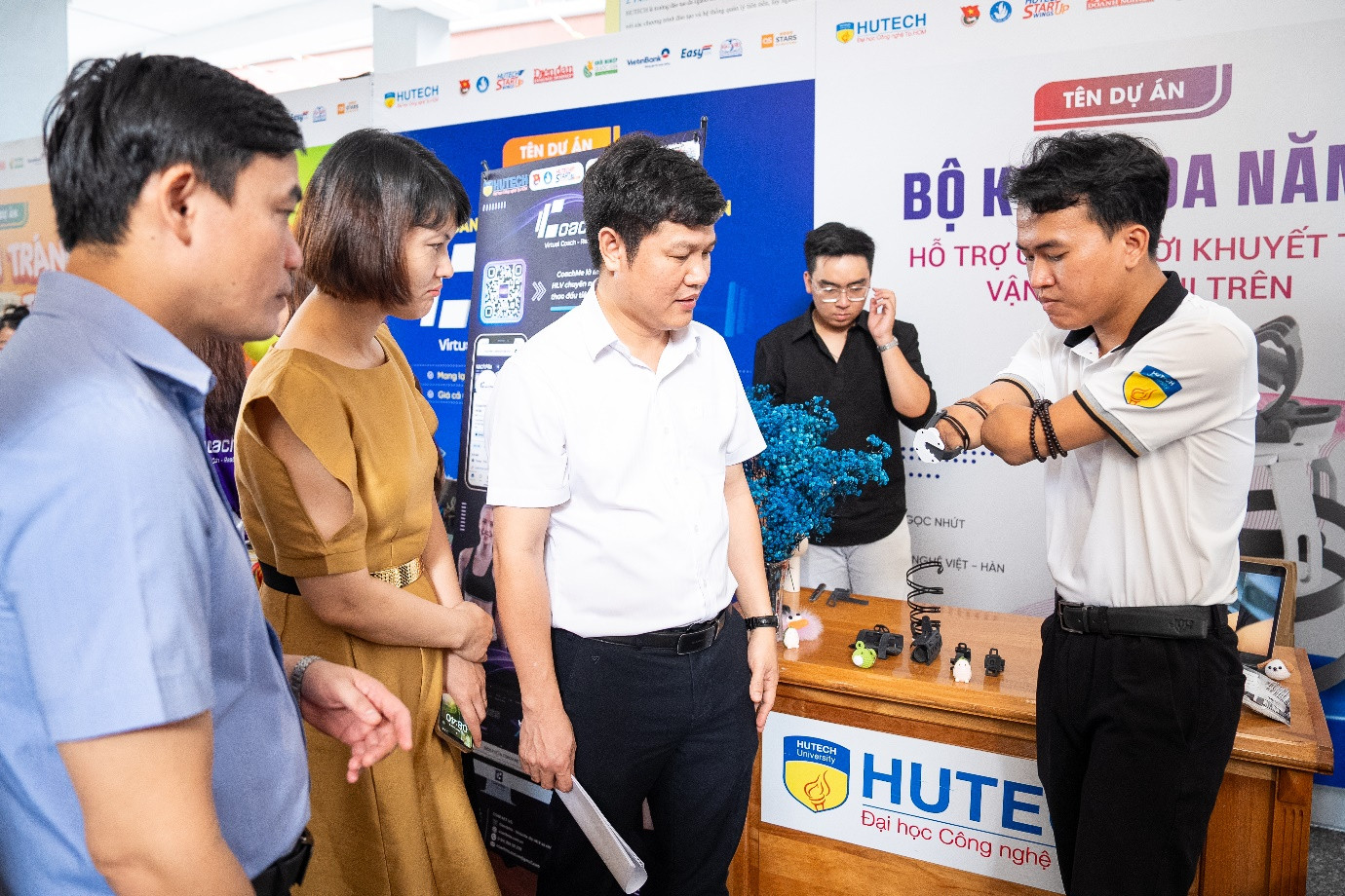 Nguyễn Ngọc Nhứt giới thiệu sản phẩm tại triển lãm “HUTECH Startup Show” Nguyễn Ngọc Nhứt giới thiệu sản phẩm tại triển lãm “HUTECH Startup Show”