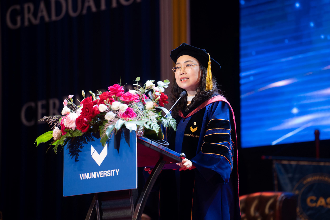 Chủ tịch trường Lê Mai Lan - là người từng đi khắp thế giới “gõ cửa” các trường đại học hàng đầu để hợp tác cùng Tập đoàn Vingroup, TS. Lê Mai Lan không khỏi xúc động trước cột mốc mới của trường đại học non trẻ. Chủ tịch trường Lê Mai Lan - là người từng đi khắp thế giới “gõ cửa” các trường đại học hàng đầu để hợp tác cùng Tập đoàn Vingroup, TS. Lê Mai Lan không khỏi xúc động trước cột mốc mới của trường đại học non trẻ.