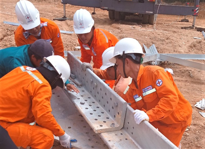 Đội xung kích trực thuộc EVNSPC tham gia thi công công trình đường dây 500kV mạch 3 Quảng Trạch – Phố Nối tại đoạn Kỳ Anh (Hà Tĩnh)