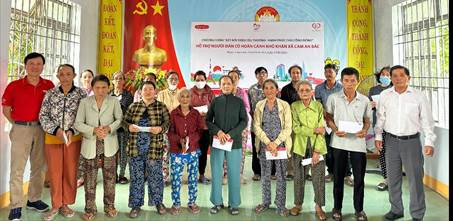 Ông Trần Đình Quân – Chủ tịch Hội đồng Thành viên Dai-ichi Life Việt Nam kiêm Chủ tịch Quỹ Vì cuộc sống tươi đẹp (ngoài cùng bên trái) đến thăm và trao tặng quà cho người dân có hoàn cảnh khó khăn tại tỉnh Khánh Hòa vào ngày 14/6/2024