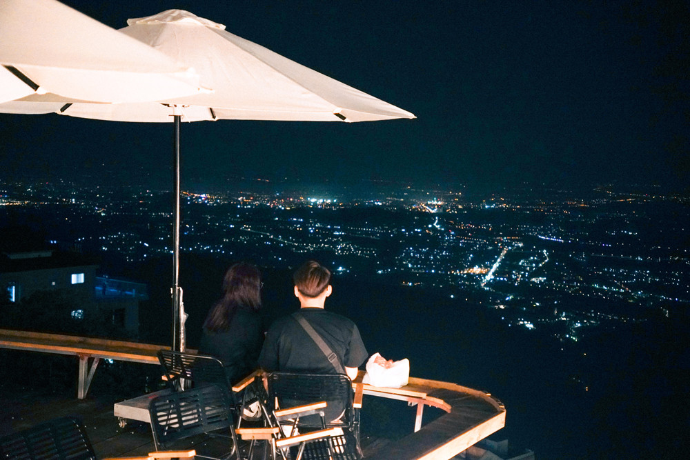 View đêm lung linh ngắm trọn thành phố tại Trạm Hoàng Hôn View đêm lung linh ngắm trọn thành phố tại Trạm Hoàng Hôn