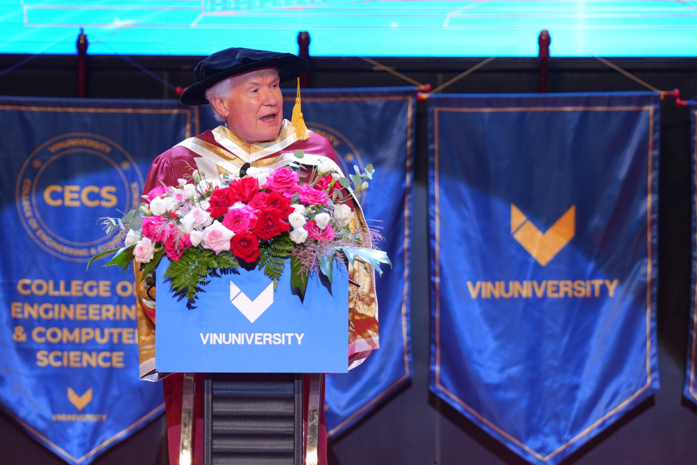 Đón chào một vị khách đặc biệt - GS. David Neil Payne đến từ Đại học Southampton (Anh) nhà khoa học nổi tiếng thế giới với thành tựu hơn 50 năm nghiên cứu quang học chia sẻ tại Lễ tốt nghiệp:“Tất cả các em đều có thể phấn đấu để trở thành chủ nhân của giải thưởng VinFuture trong tương lai và tôi hiểu rằng một tỷ lệ đáng kể trong số các em đang trên đường đến điều đó, vì sau khi tốt nghiệp các em sẽ bước vào các công ty khởi nghiệp hoặc có những phát minh, dự án của riêng mình” Đón chào một vị khách đặc biệt - GS. David Neil Payne đến từ Đại học Southampton (Anh) nhà khoa học nổi tiếng thế giới với thành tựu hơn 50 năm nghiên cứu quang học chia sẻ tại Lễ tốt nghiệp:“Tất cả các em đều có thể phấn đấu để trở thành chủ nhân của giải thưởng VinFuture trong tương lai và tôi hiểu rằng một tỷ lệ đáng kể trong số các em đang trên đường đến điều đó, vì sau khi tốt nghiệp các em sẽ bước vào các công ty khởi nghiệp hoặc có những phát minh, dự án của riêng mình”