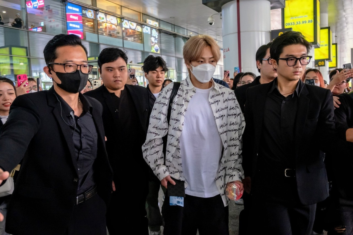 Sáng 31/5, ca sĩ XIUMIN đã có mặt tại Việt Nam và di chuyển về Vũ Yên, chuẩn bị cho Đại nhạc hội Wonder Island Sáng 31/5, ca sĩ XIUMIN đã có mặt tại Việt Nam và di chuyển về Vũ Yên, chuẩn bị cho Đại nhạc hội Wonder Island