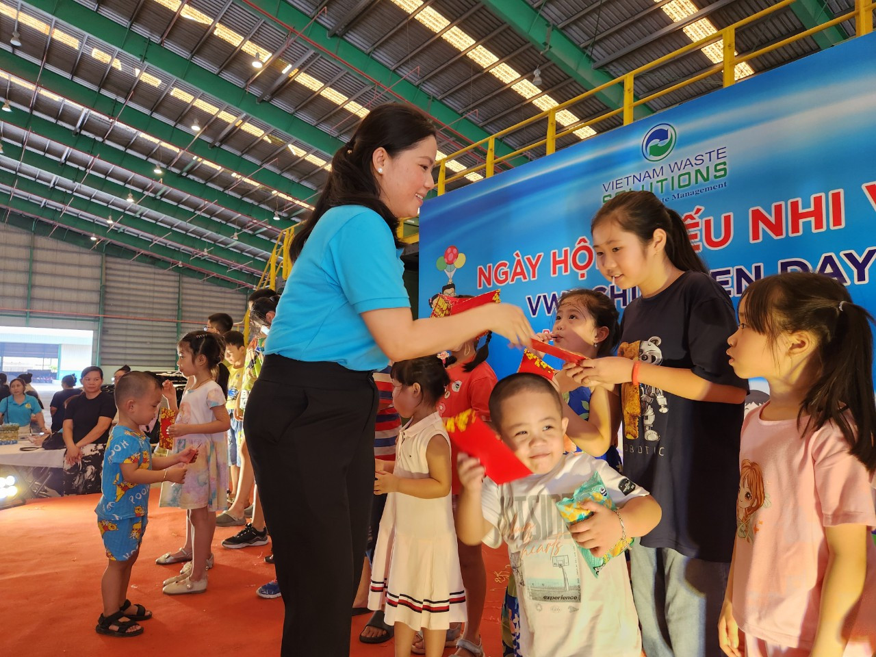 Đại diện Công đoàn Công ty VWS tặng quà Tết Thiếu nhi 1/6 cho con em người lao động Đại diện Công đoàn Công ty VWS tặng quà Tết Thiếu nhi 1/6 cho con em người lao động