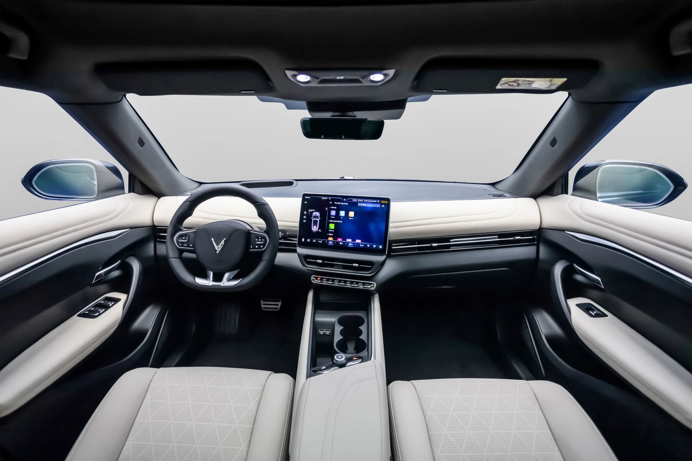 VF 7 vượt trội bởi được trang bị động cơ mạnh mẽ cùng công nghệ thông minh. VF 7 vượt trội bởi được trang bị động cơ mạnh mẽ cùng công nghệ thông minh.