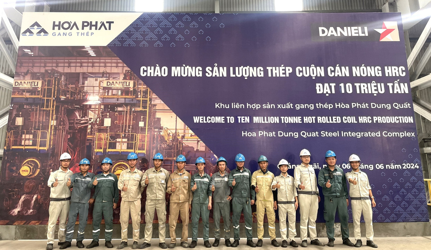 Niềm vui của cán bộ, nhân viên Nhà máy cán thép QSP Khu liên hợp gang thép Hòa Phát Dung Quất khi chào đón mốc 10 triệu tấn HRC
