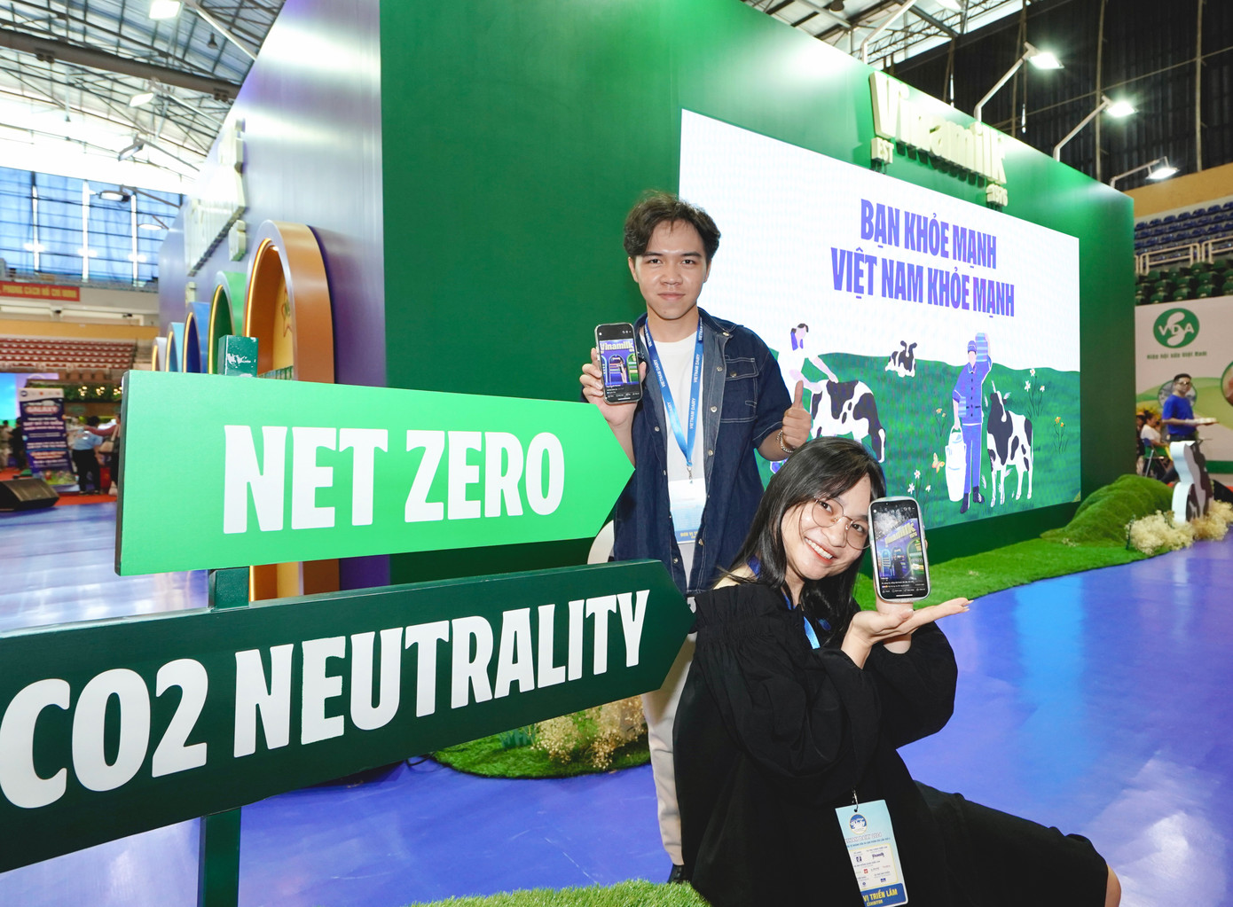 Khách tham quan triển lãm check-in tại khu vực của Vinamilk có thể góp 1 cây xanh cho Việt Nam qua dự án Cánh rừng Net Zero. Khách tham quan triển lãm check-in tại khu vực của Vinamilk có thể góp 1 cây xanh cho Việt Nam qua dự án Cánh rừng Net Zero.