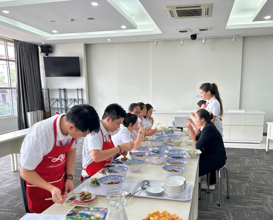 Các đầu bếp Ajinomoto nấu thử thực đơn giảm muối vẫn ngon trước khi áp dụng chính thức. Các đầu bếp Ajinomoto nấu thử thực đơn giảm muối vẫn ngon trước khi áp dụng chính thức.