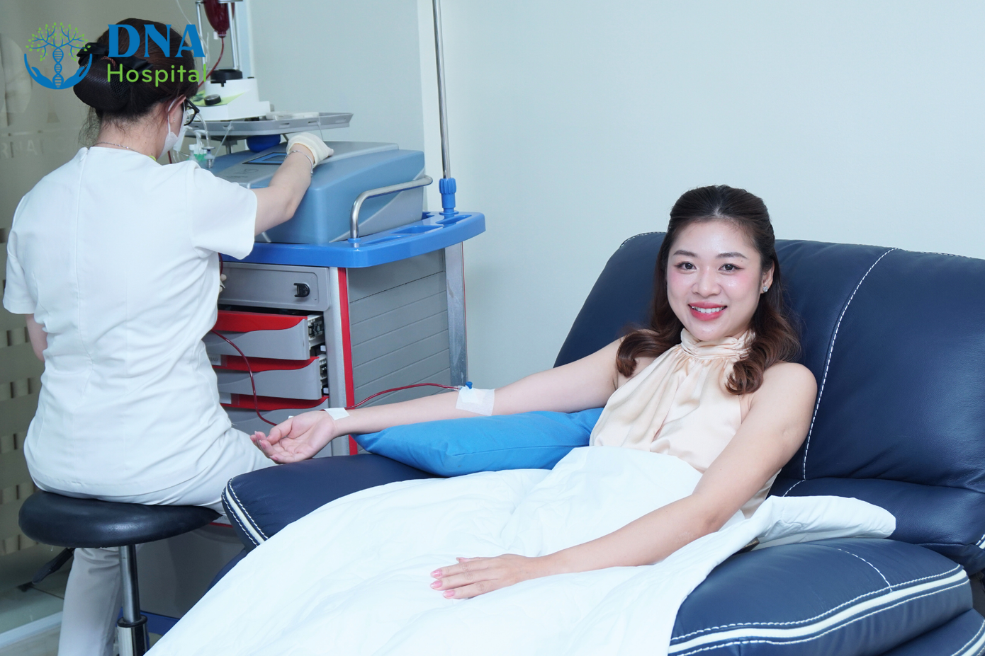 Khách hàng thực hiện liệu pháp Ozone tại Bệnh Viện Quốc Tế DNA