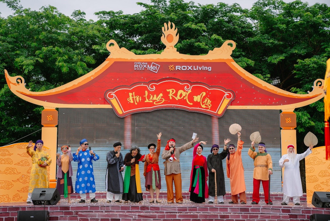 Tinh thần “Là người chơi không là khán giả” được truyền từ lãnh đạo tới cán bộ nhân viên. Với sự giúp sức của chuyên gia trang điểm, các lãnh đạo ROX Living hóa thân thành những nhân vật trong văn hóa dân gian truyền thống. Tinh thần “Là người chơi không là khán giả” được truyền từ lãnh đạo tới cán bộ nhân viên. Với sự giúp sức của chuyên gia trang điểm, các lãnh đạo ROX Living hóa thân thành những nhân vật trong văn hóa dân gian truyền thống.