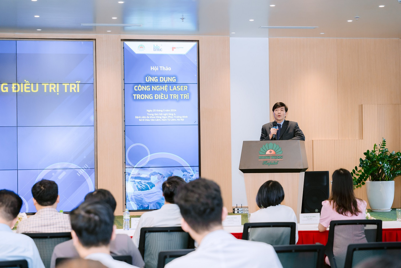 PGS.TS Nguyễn Xuân Hùng phát biểu trong hội thảo “Ứng dụng Công nghệ Laser trong điều trị trĩ”