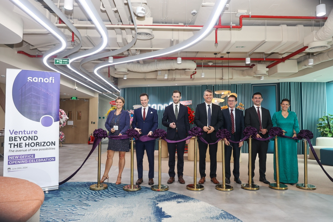 Ban lãnh đạo Sanofi Việt Nam cắt băng khánh thành tại lễ khai trương trụ sở mới