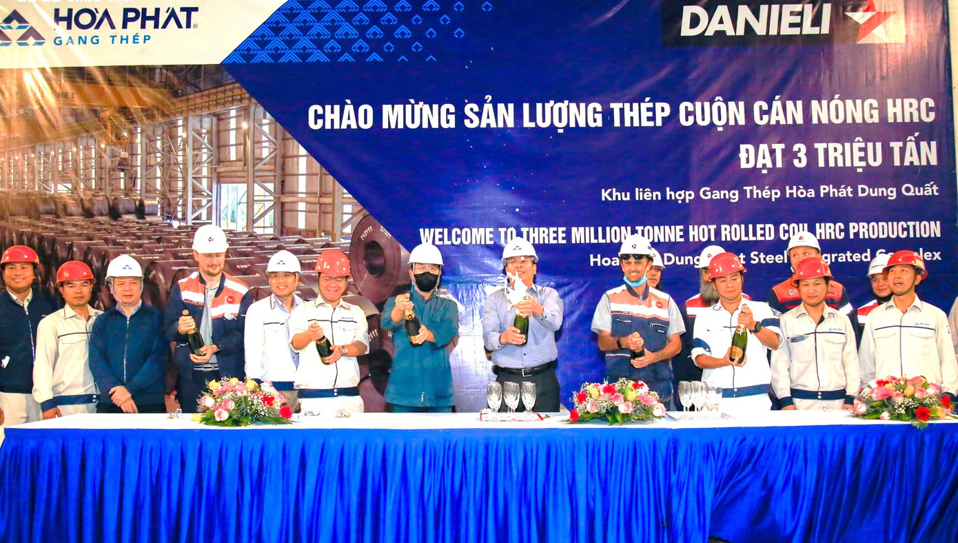 Ban giám đốc Công ty Thép Hòa Phát Dung Quất BGĐ Nhà máy QSP và các chuyên gia Danieli vui mừng chào đón tấn thép cuộn cán nóng HRC thứ 3 triệu