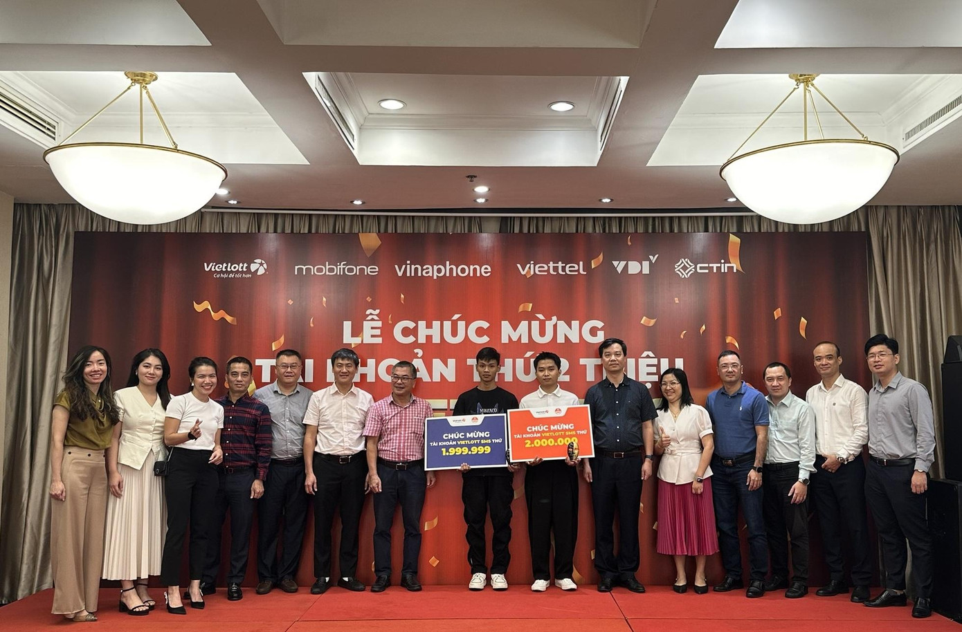 Hai chủ nhân thuê bao trở thành tài khoản đăng ký dự thưởng trên Vietlott SMS thứ 1.999.999 và 2.000.000 tại lễ chúc mừng