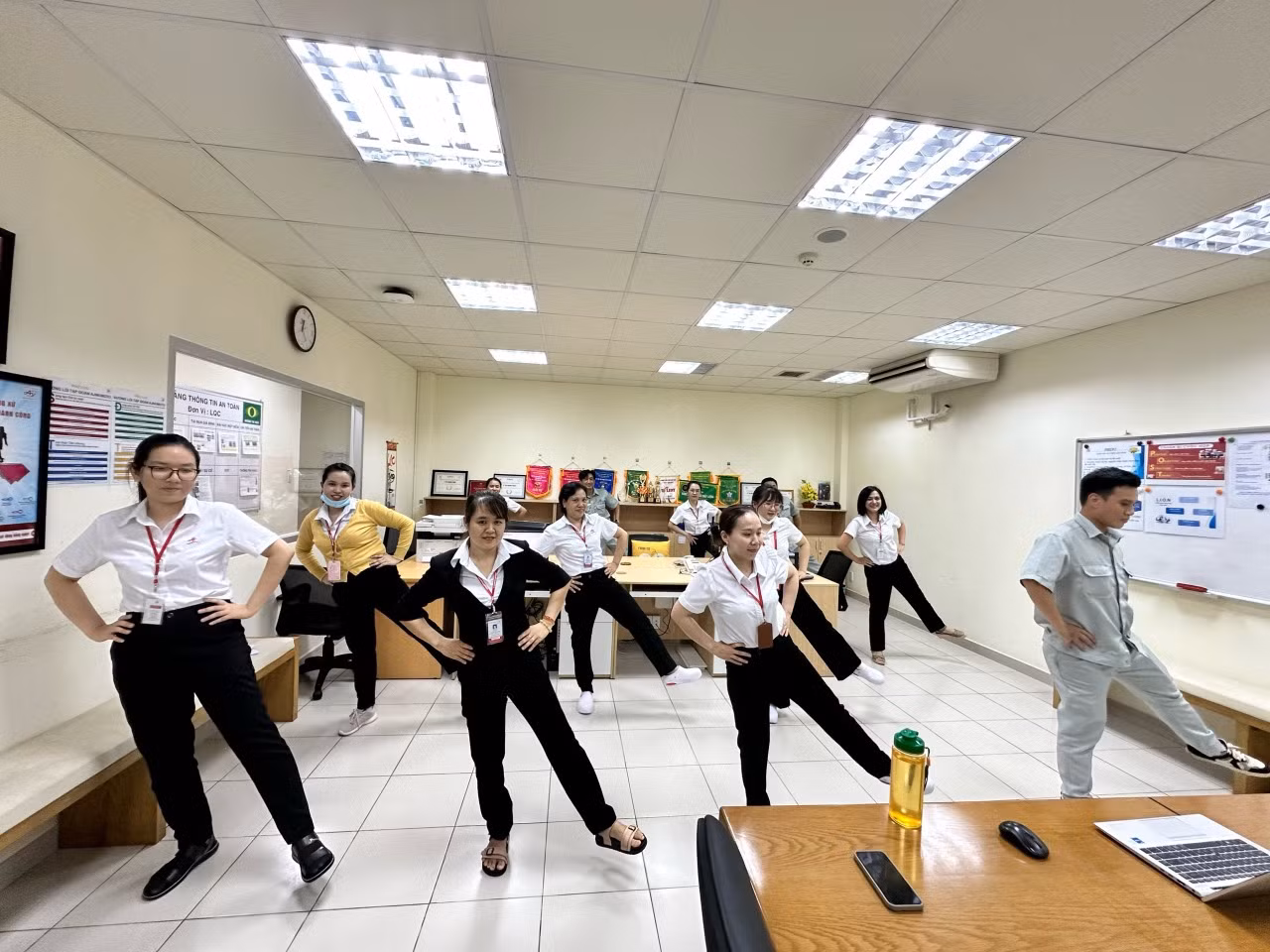 Nhân viên Ajinomoto hào hứng cùng nhau tập thể dục trong giờ làm việc theo hướng dẫn.