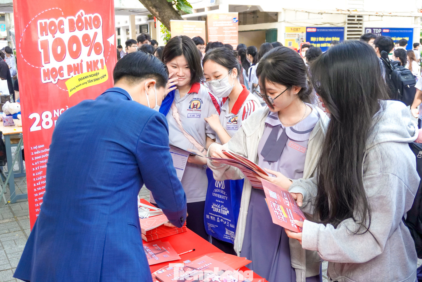 Các học sinh THPT tìm hiểu thông tin ngành học và các phương thức xét tuyển năm 2024 tại HIU Các học sinh THPT tìm hiểu thông tin ngành học và các phương thức xét tuyển năm 2024 tại HIU