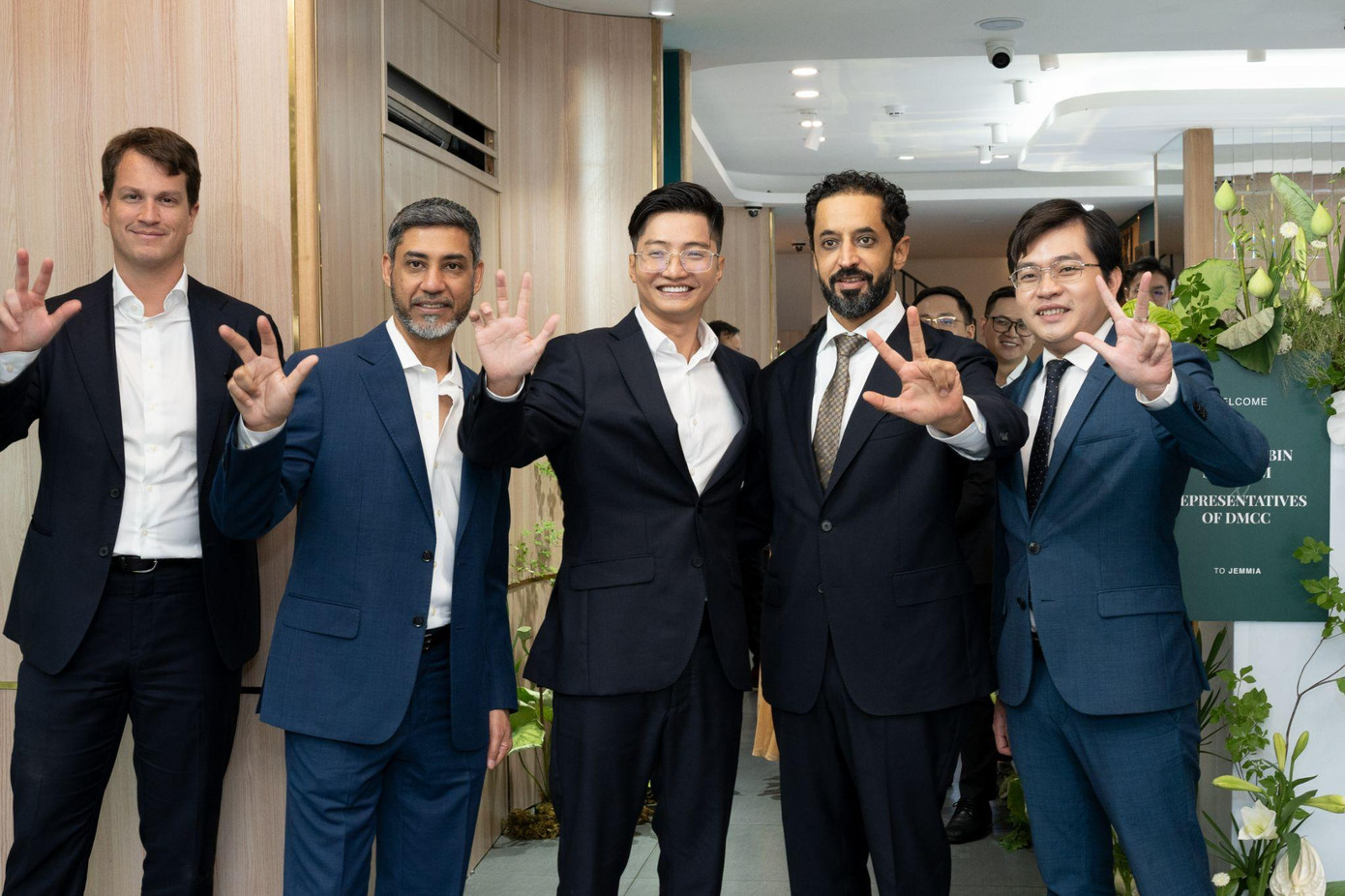 Đoàn đại diện DMCC và đại diện doanh nghiệp Jemmia Diamond