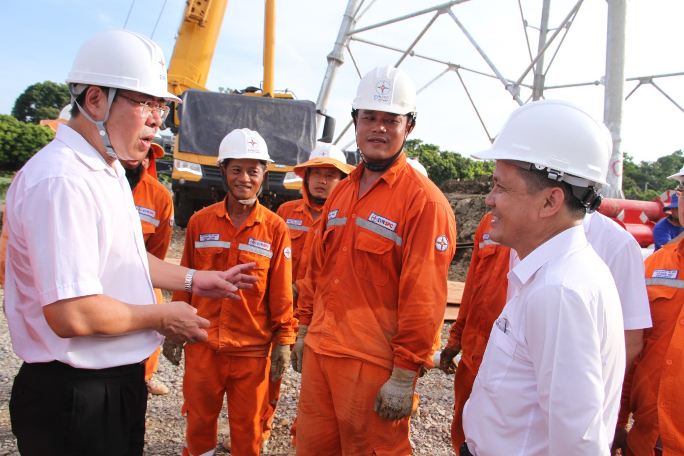 Lãnh đạo Công đoàn Tập đoàn Điện lực Việt Nam và Công đoàn EVNSPC thăng và động viên lực lượng xung kích của Công ty Điện lực Tây Ninh thi công tại vị trí trụ 196 (xã Minh Tâm, huyện Thiệu Hóa, tỉnh Thanh Hóa).