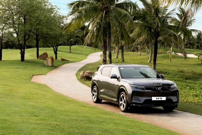 Sở hữu VF 9, khách hàng được hưởng nhiều đặc quyền “đáng ghen tị”. Sở hữu VF 9, khách hàng được hưởng nhiều đặc quyền “đáng ghen tị”.