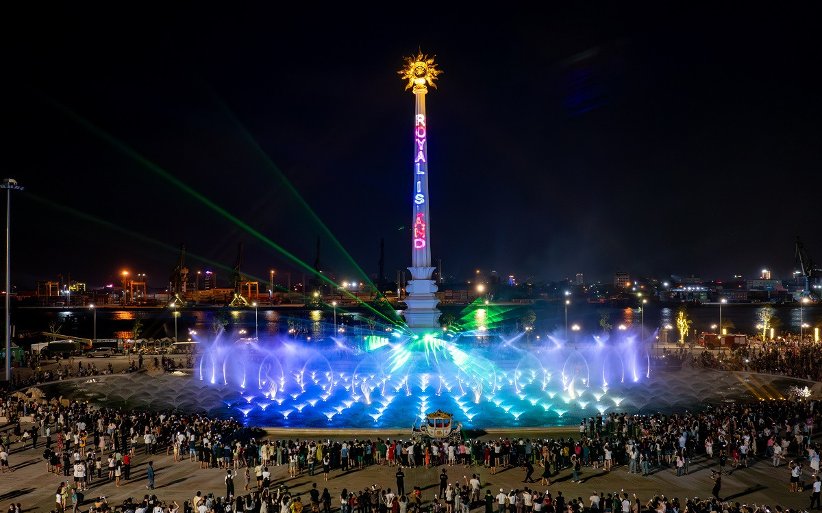 Hội tụ những kiến trúc kì vĩ cùng những tiện ích đẳng cấp thế giới và trải nghiệm lần đầu tiên xuất hiện tại Việt Nam, Vinhomes Royal Island tỏa sức hút mạnh mẽ tới du khách khắp cả nước. Riêng chuỗi sự kiện ngày 1/6, Thành phố Đảo Hoàng Gia đón tới hơn 100.000 lượt du khách - con số kỷ lục với một lễ hội tổ chức tại Hải Phòng. Không ít trong số đó lái cả du thuyền từ Quảng Ninh sang để tận hưởng kỳ nghỉ có 1-0-2 tại “đảo thiên đường” hot nhất miền Bắc hè này.