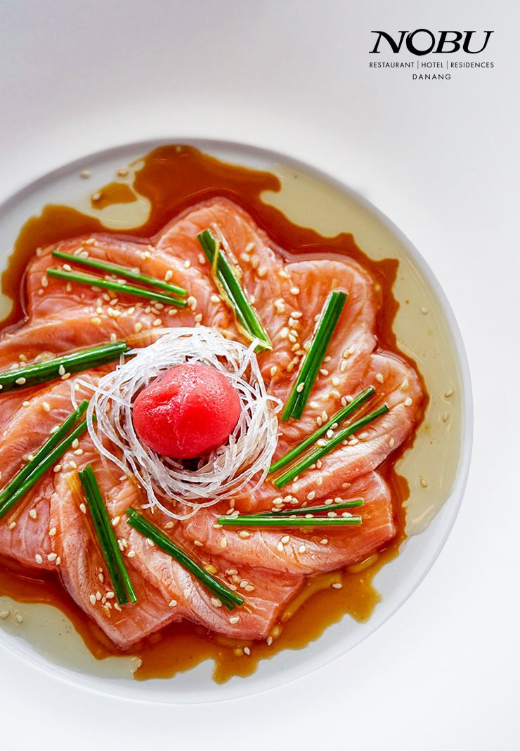 Sashimi Cá hồi theo phong cách Nobu - Nguồn: VCRE